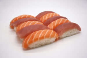 10 pièces sushis saumon, thon