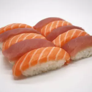 Plateau 10 pièces sushis saumon thon le comptoir à sushis