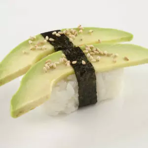 Sushis avocat le comptoir à sushis