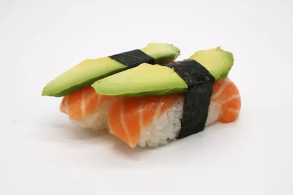 Sushis saumon avocat le comptoir à sushis